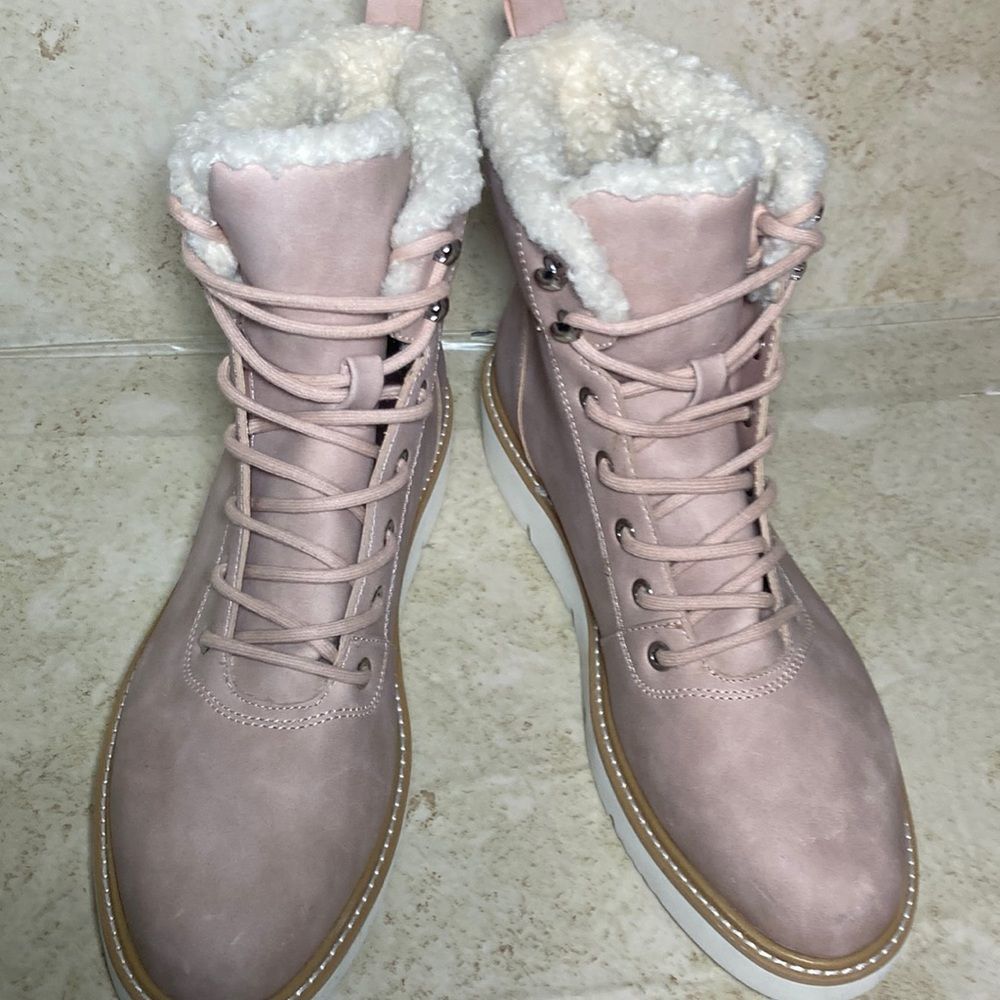 NWOT Aldo style Brenadia faux fur boots in color blush in ladies size 11